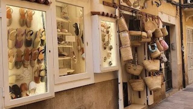 La alpargatería de Mallorca por la que han pasado Michelle Obama, la Reina Sofía o Virginia Troconis: está en el centro de Palma