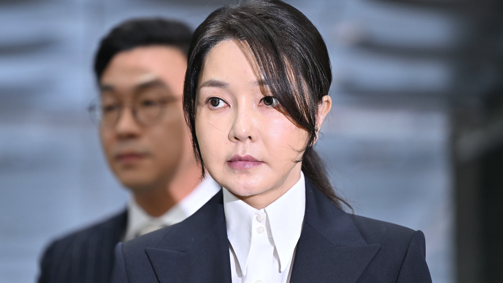 Seoul (South Korea), 11/08/2025.- South Korea's former first lady Kim Keon Hee, wife of impeached former South Korean President Yoon Suk Yeol, arrives at a court to attend a hearing to review her arrest warrant requested by special prosecutors at the Seoul Central District Court in Seoul, South Korea, 12 August 2025. (Corea del Sur, Seúl) EFE/EPA/JUNG YEON-JE / POOL