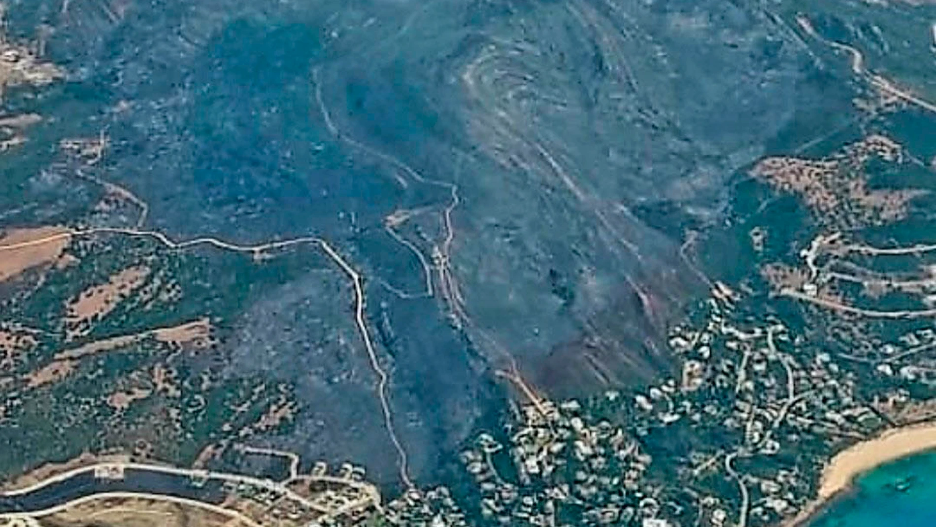 TARIFA (CÁDIZ), 12/08/2025.- Vista aérea de la zona afectada por el incendio que afecta a la sierra de la Plata y a Tarifa, cuyo perímetro está contenido aunque con reactivaciones en el flanco derecho.EFE/ Servicio de Extinción de Incendios Forestales de Andalucía (INFOCA). SOLO USO EDITORIAL/SOLO DISPONIBLE PARA ILUSTRAR LA NOTICIA QUE ACOMPAÑA (CRÉDITO OBLIGATORIO)