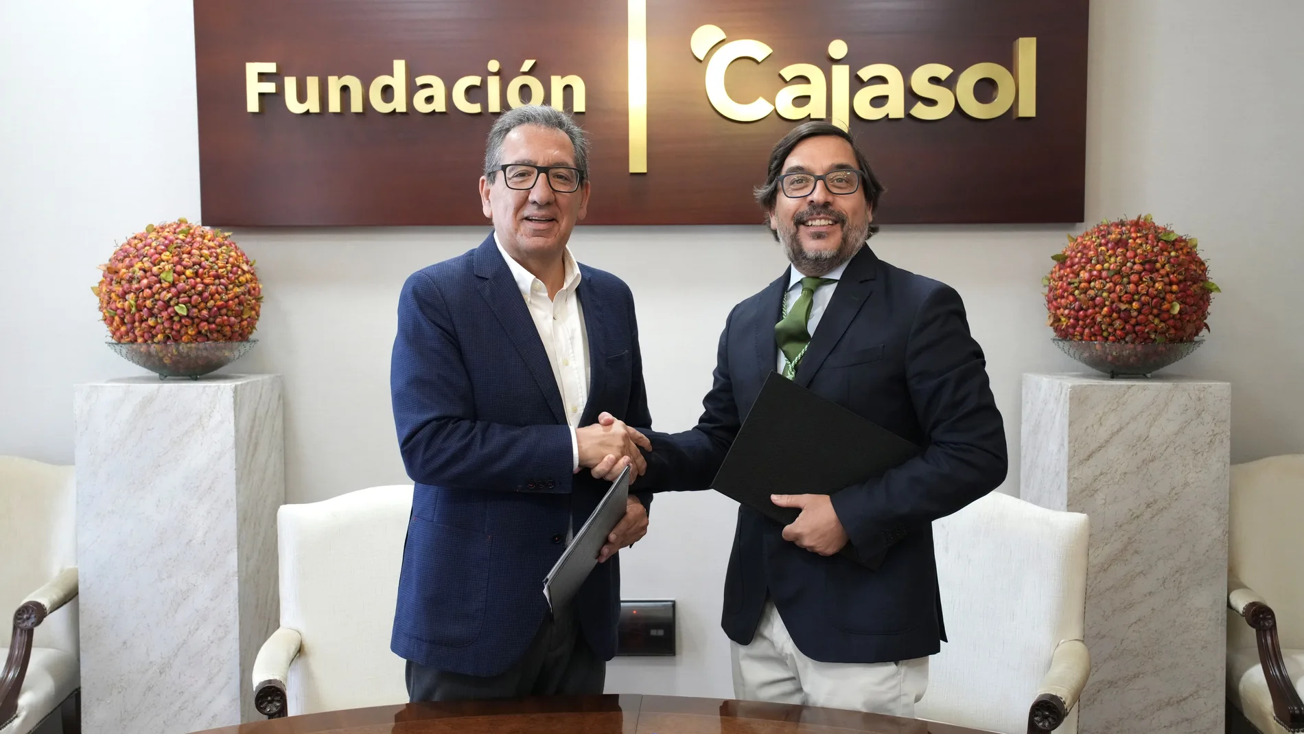 El presidente de la Fundación Cajasol, Antonio Pulido, y el presidente de la Academia Andaluza de Ciencia Regional, José Ignacio Castillo