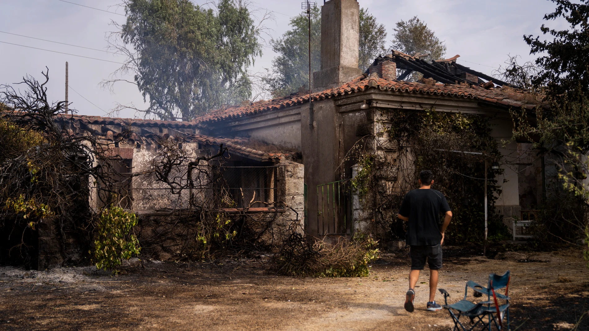 Anouar, vecino de Tres Cantos, llega a su casa quemada tras el incendio