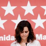 Ayuso traslada su cariño a los familiares y amigos del hombre fallecido en el incendio de Tres Cantos (Madrid)