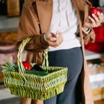 Mujer embarazada con comida