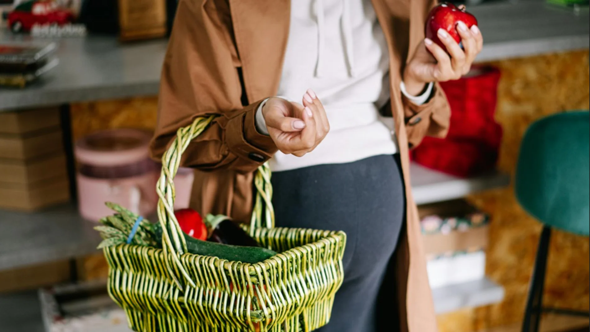 Mujer embarazada con comida
