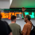 Varias personas esperando, en la Estación de Chamartín Clara Campoamor