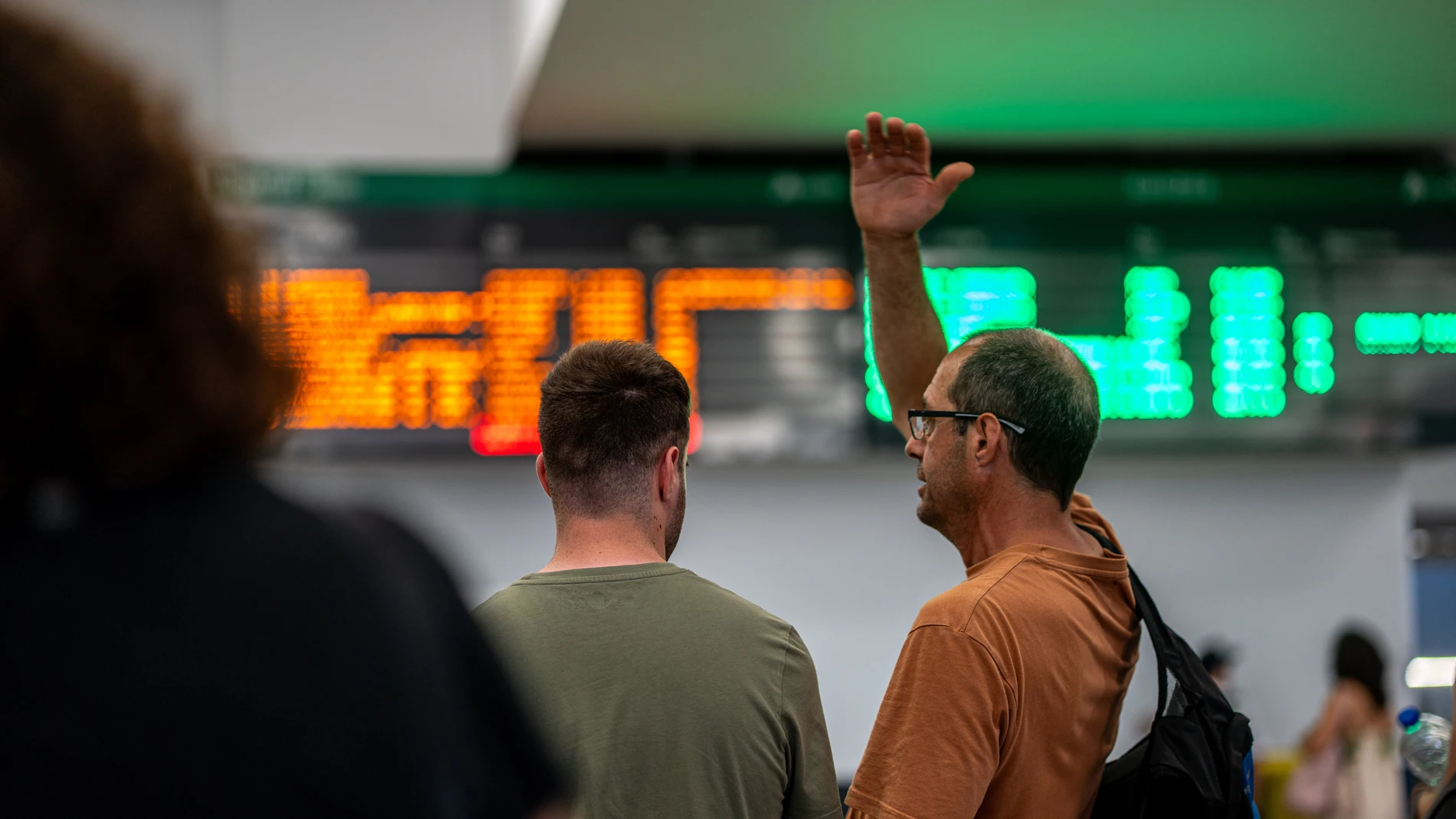Varias personas esperando, en la Estación de Chamartín Clara Campoamor, a 12 de agosto de 2025, en Madrid (España). Ha sido restablecida la circulación de trenes entre Santiago y Ourense, tras permanecer cortada desde las 13,45 horas por un incendio en las inmediaciones de la vía en la ciudad de As Burgas. Por su parte, la circulación de trenes en el corredor Galicia-Madrid se encuentra suspendida por un incendio entre Taboadela y Ourense. Adif ha cortado la tensión en ese tramo por varios fo...