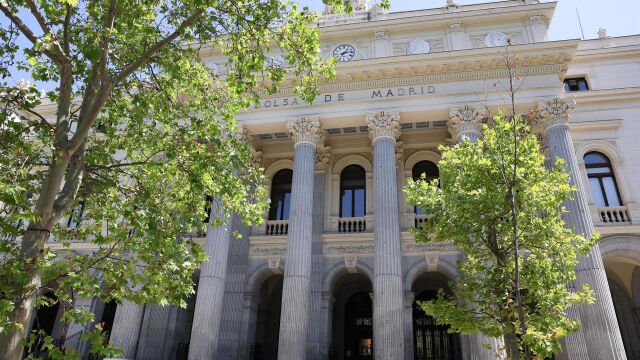Economía/Bolsa.- El Ibex 35 cae por debajo de los 14.900 en la media sesión