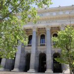 Economía/Bolsa.- El Ibex 35 cae por debajo de los 14.900 en la media sesión