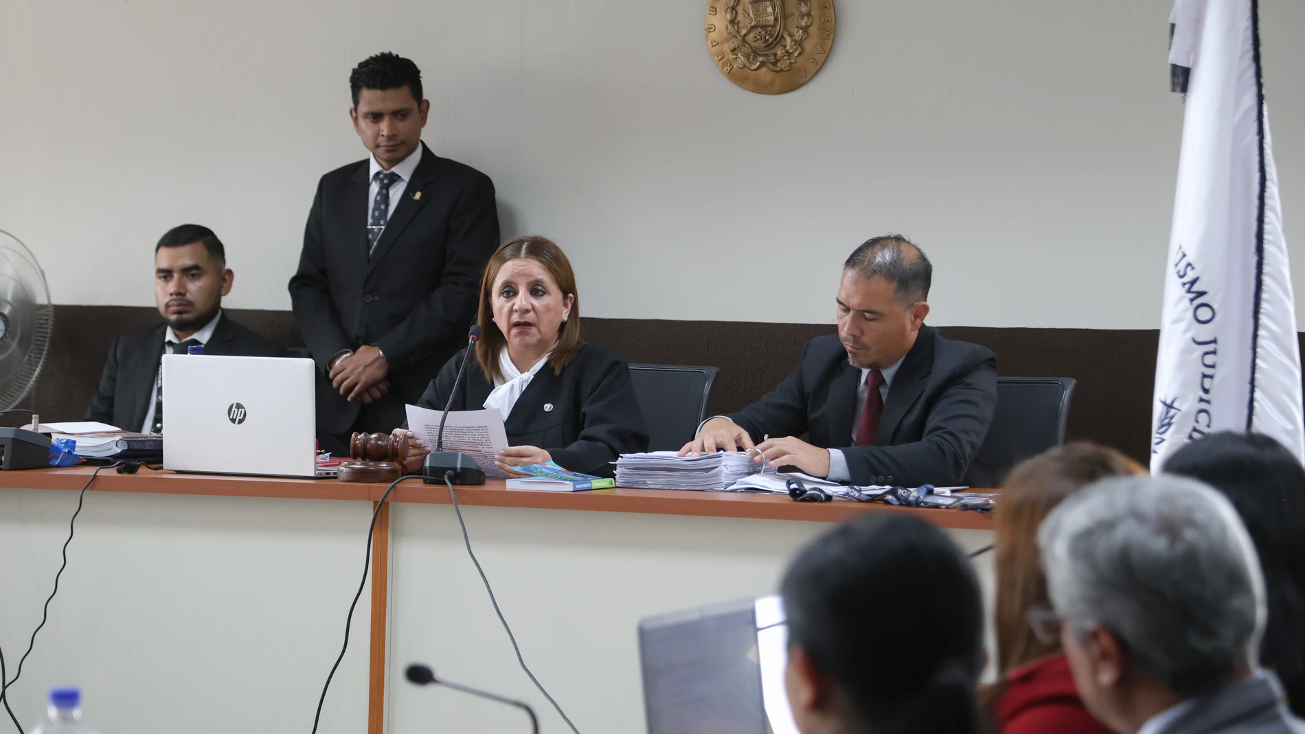 AME9508. CIUDAD DE GUATEMALA (GUATEMALA), 12/08/2025.- La jueza titular del Tribunal Séptimo de Sentencia Penal del Organismo Judicial de Guatemala Ingrid Cifuentes (c) lee el veredicto del caso Hogar Seguro Virgen de la Asunción este martes, en Ciudad de Guatemala (Guatemala). La decisión del proceso judicial declaró como culpables a cuatro exfuncionarios del delito de homicidio culposo por la muerte de 41 niñas en un hogar estatal en 2017, que fallecieron quemadas mientras estaban recluidas...