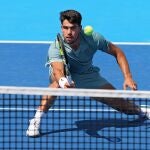 Carlos Alcaraz of Spain plays a forehand during the match against Hamad Medjedovic of Serbia during Day 6 of the Cincinnati Open at the Lindner Family Tennis Center on August 12, 2025 in Mason, Ohio. 