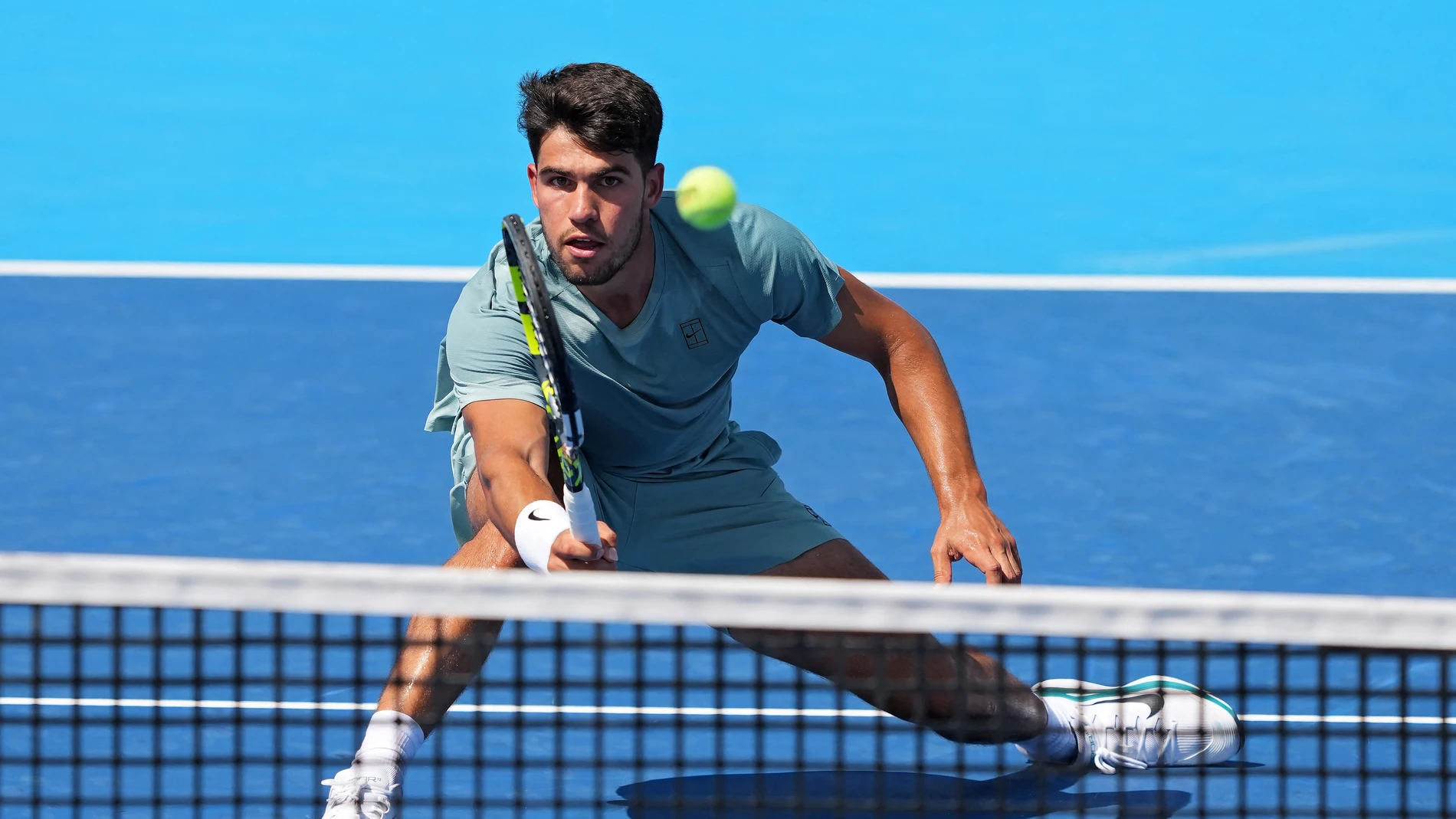 Carlos Alcaraz of Spain plays a forehand during the match against Hamad Medjedovic of Serbia during Day 6 of the Cincinnati Open at the Lindner Family Tennis Center on August 12, 2025 in Mason, Ohio.