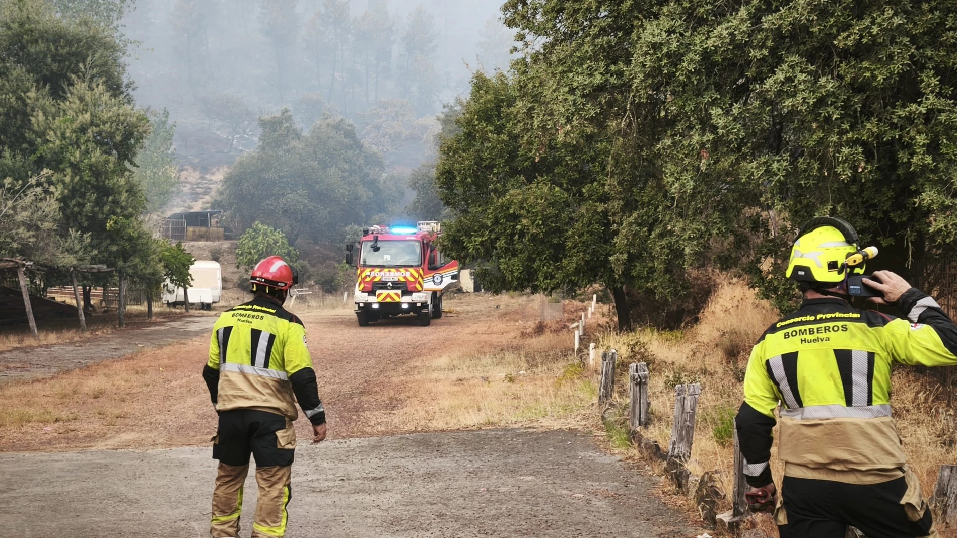 Bomberos del Consorcio Provincial colaborando en las tareas de extinción del incendio de Los Romero, en Jabugo (Huelva). REMITIDA / HANDOUT por CONSORCIO PROVINCIAL DE BOMBEROS Fotografía remitida a medios de comunicación exclusivamente para ilustrar la noticia a la que hace referencia la imagen, y citando la procedencia de la imagen en la firma 12/08/2025
