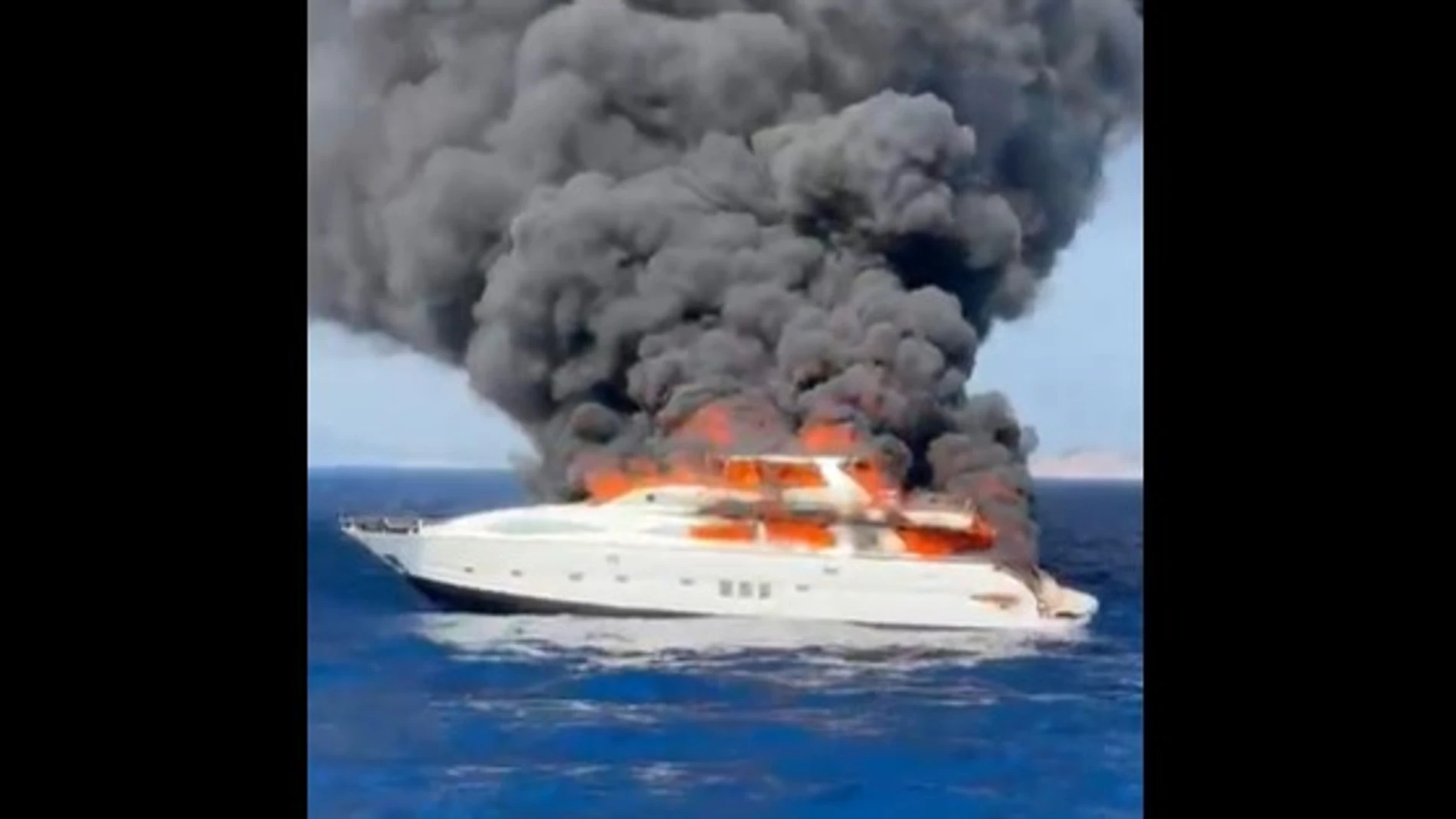 El incendio en un yate de 28 metros en alta mar en Formentera obliga a evacuar a sus siete tripulantes
