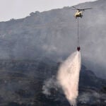 Cuatro medios aéreos se incorporan a la lucha contra el incendio en Tarifa (Cádiz)