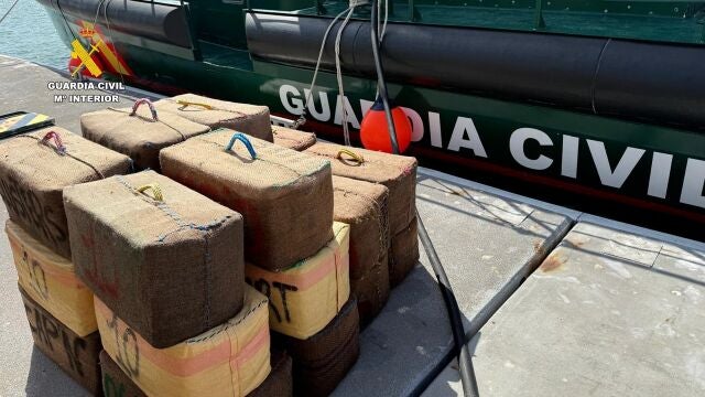 Hachís intervenido en la desembocadura del Guadalquivir, en Cádiz, tras una persecución que se alargó durante seis horas