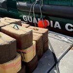 Hachís intervenido en la desembocadura del Guadalquivir, en Cádiz, tras una persecución que se alargó durante seis horas