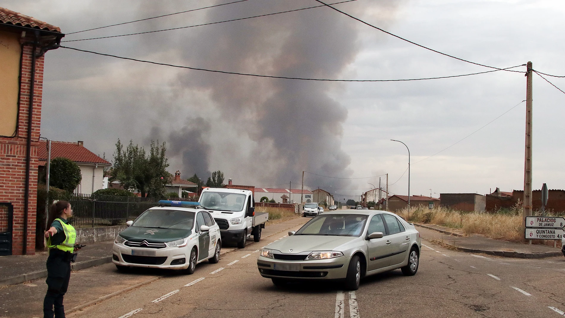 HERREROS DE JAMUZ (LEÓN), 12/08/2025.- El avance de las llamas en la provincia de León del incendio iniciado en Molezuelas de la Carballeda (Zamora) ha provocado el desalojo de otras 13 localidades en la provincia de León, por lo que ya son 5.500 los vecinos evacuados de 19 poblaciones leonesas desde el día de ayer. Las llamas avanzan rápidamente favorecidas por el intenso viento, que obligó a la evacuación a primera hora de la tarde de hoy martes de unos 300 vecinos de las localidades de Her...