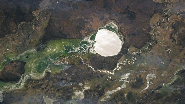 La NASA descubre una "gran mancha blanca" en el norte de África: los científicos lo relacionan con el impacto de un meteorito