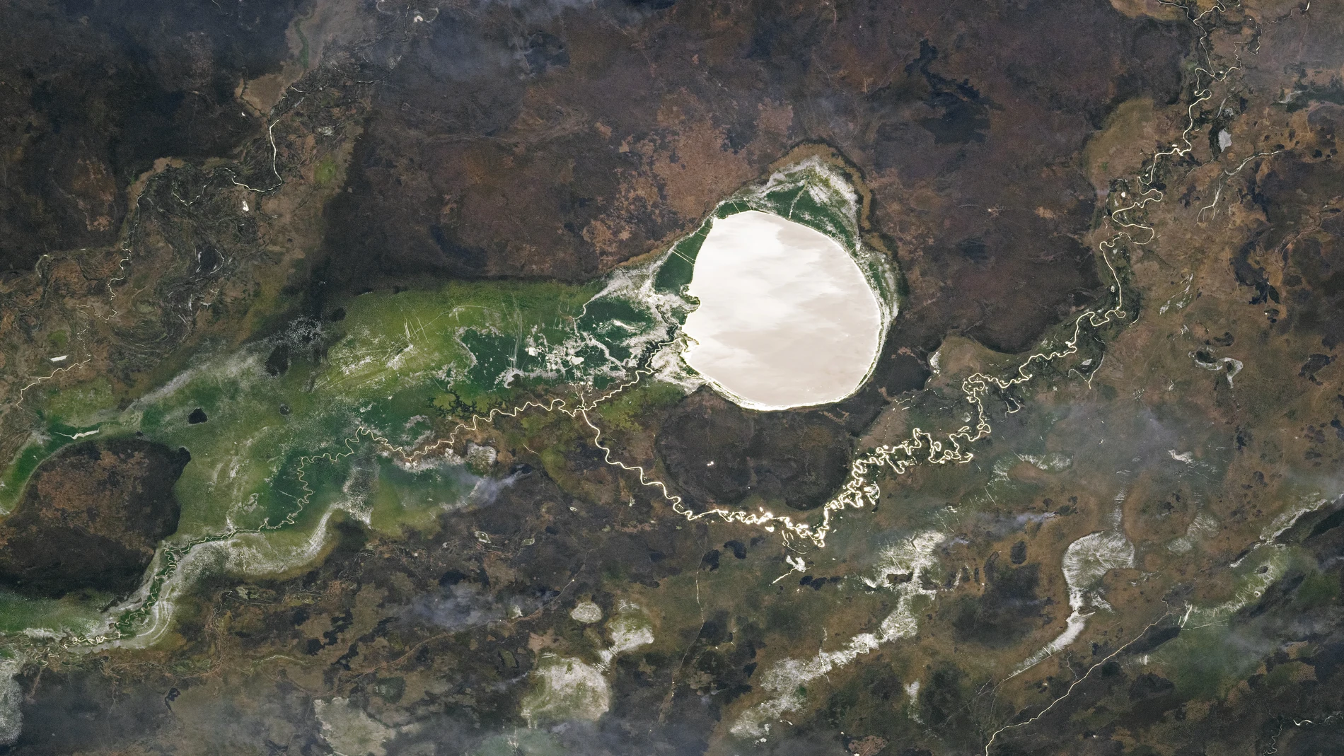 La NASA descubre una "gran mancha blanca" en el norte de África: los científicos lo relacionan con el impacto de un meteorito
