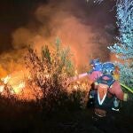 Labores de control del incendio de Tres Cantos durante la noche