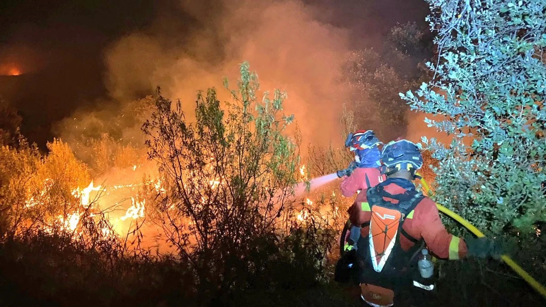Labores de control del incendio de Tres Cantos durante la noche REMITIDA / HANDOUT por Emergencias 112 Fotografía remitida a medios de comunicación exclusivamente para ilustrar la noticia a la que hace referencia la imagen, y citando la procedencia de la imagen en la firma 12/08/2025