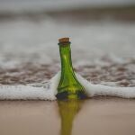 Una niña encuentra un mensaje en una botella tras 7 años en el mar: esto es lo que ocurre después