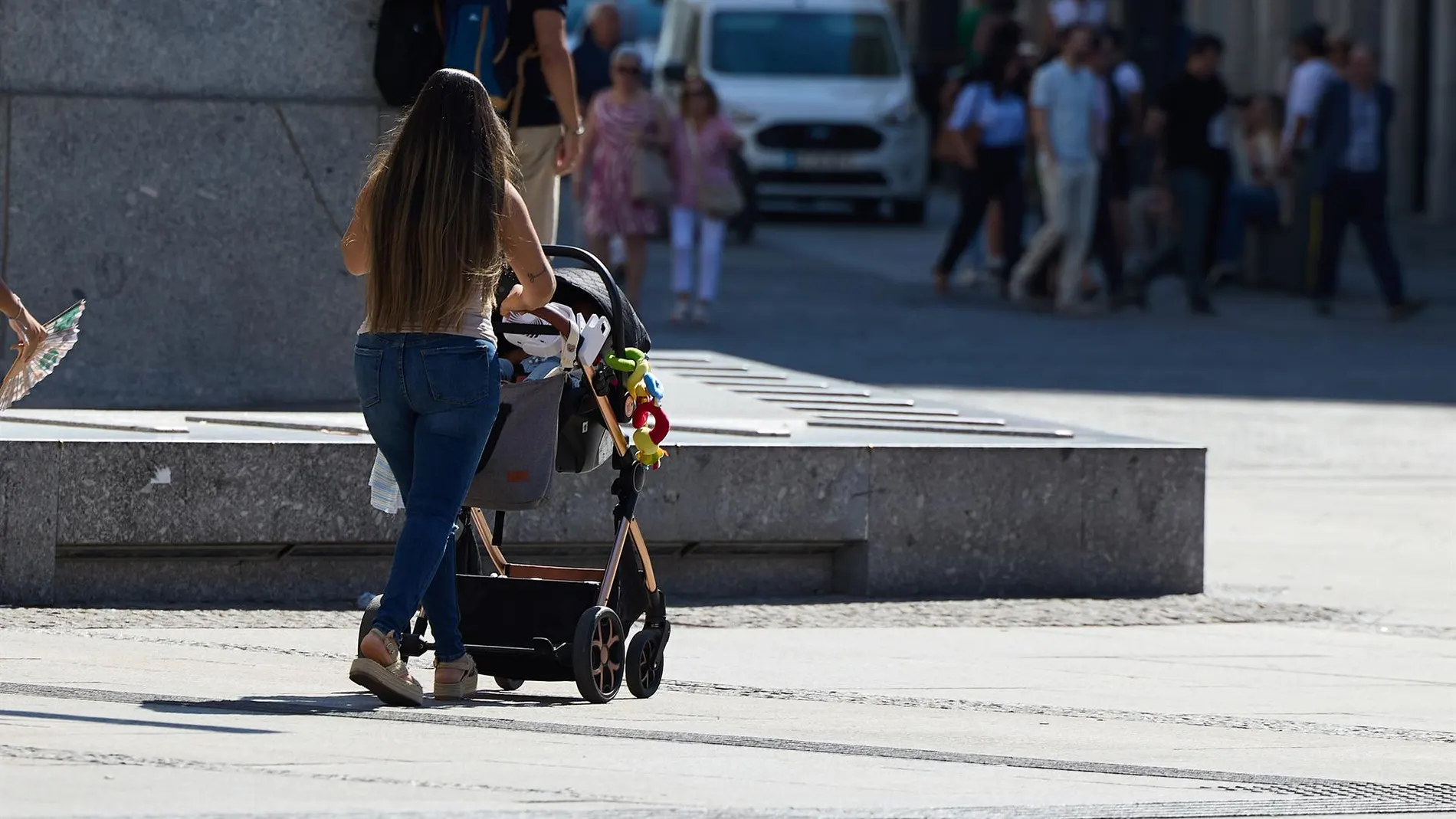 MADRID.-Fundación Madrina entrega cascos ortopédicos a dos mellizas de nueve meses para su tratamiento neurológico
