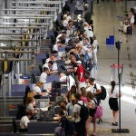 Pasajeros en una de las zonas de facturación del Aeropuerto de Málaga-Costa del Sol