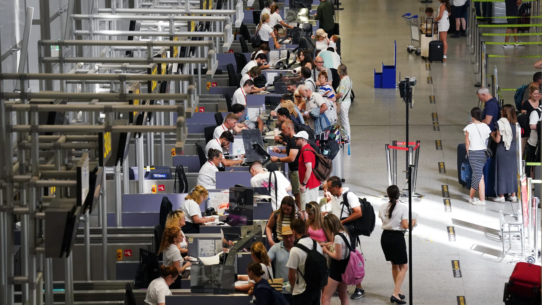 Pasajeros en una de las zonas de facturación del Aeropuerto de Málaga-Costa del Sol