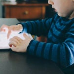 Un niño usando una tablet