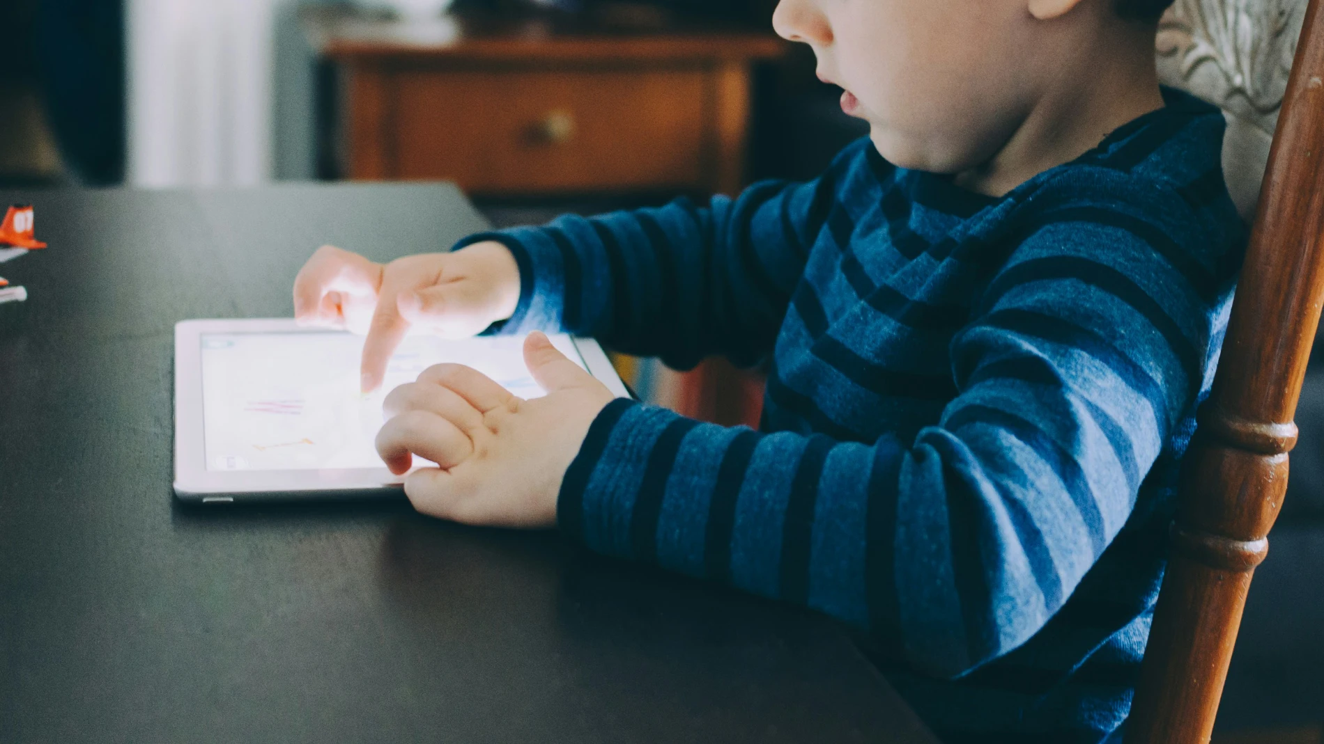 Un niño usando una tablet