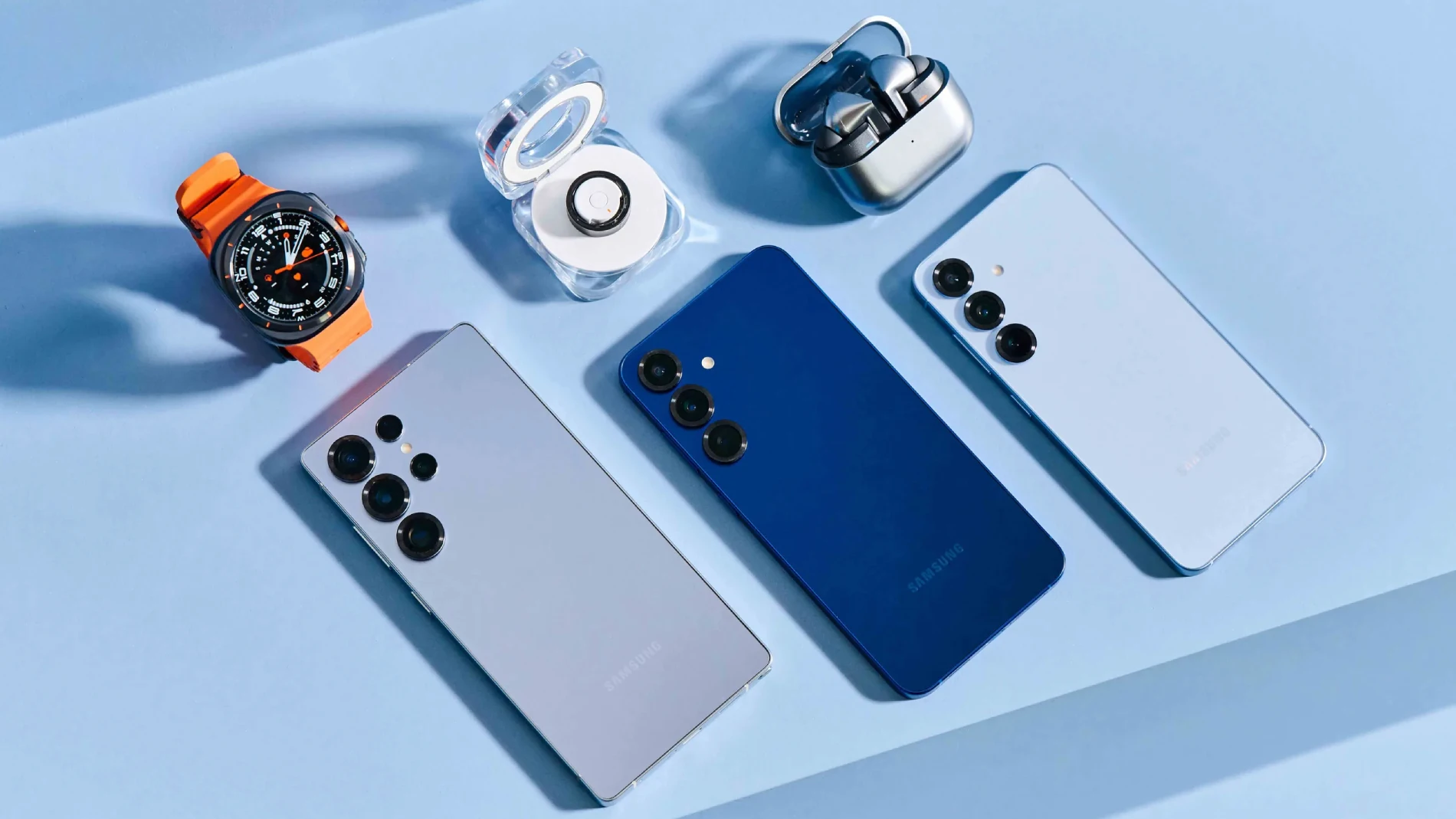 Los tres integrantes de la serie Samsung Galaxy S25 junto con el Galaxy Watch Ultra, el Galaxy Ring y los Galaxy Buds 3 Pro