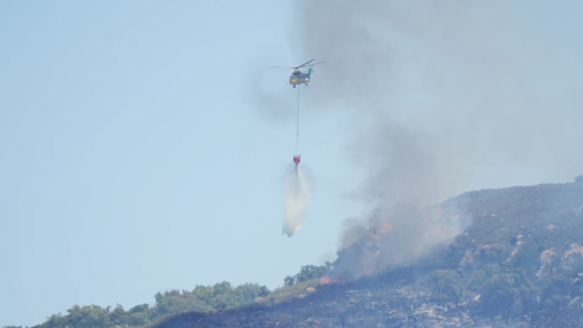 Medios aereos trabaan en la zona quemada del fuego de Tarifa. A12 de agosto de 2025. en Tarifa, Cádiz (Andalucía, España). Tras la reunión del Comité de Operaciones del Plan de Emergencia contra Incendios, el consejero de Presidencia, Antonio Sanz, reconocía el "gran trabajo" realizado por el dispositivo del Plan Infoca. También destacaba la labor de los bomberos, quienes, en coordinación con Infoca, trazaban una línea de seguridad en torno a las viviendas para protegerlas del avance del fueg...