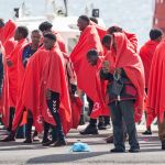 Llegan a Gijón los diez primeros menores migrantes solicitantes de asilo que viajaron este lunes desde Canarias