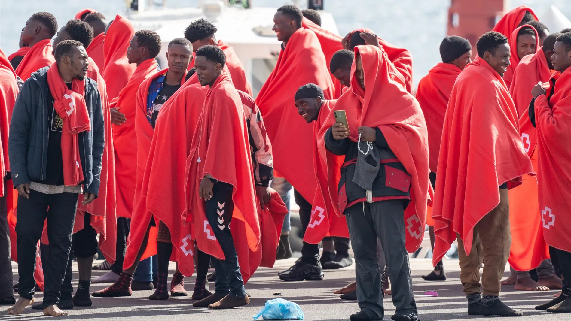 Llegan a Gijón los diez primeros menores migrantes solicitantes de asilo que viajaron este lunes desde Canarias