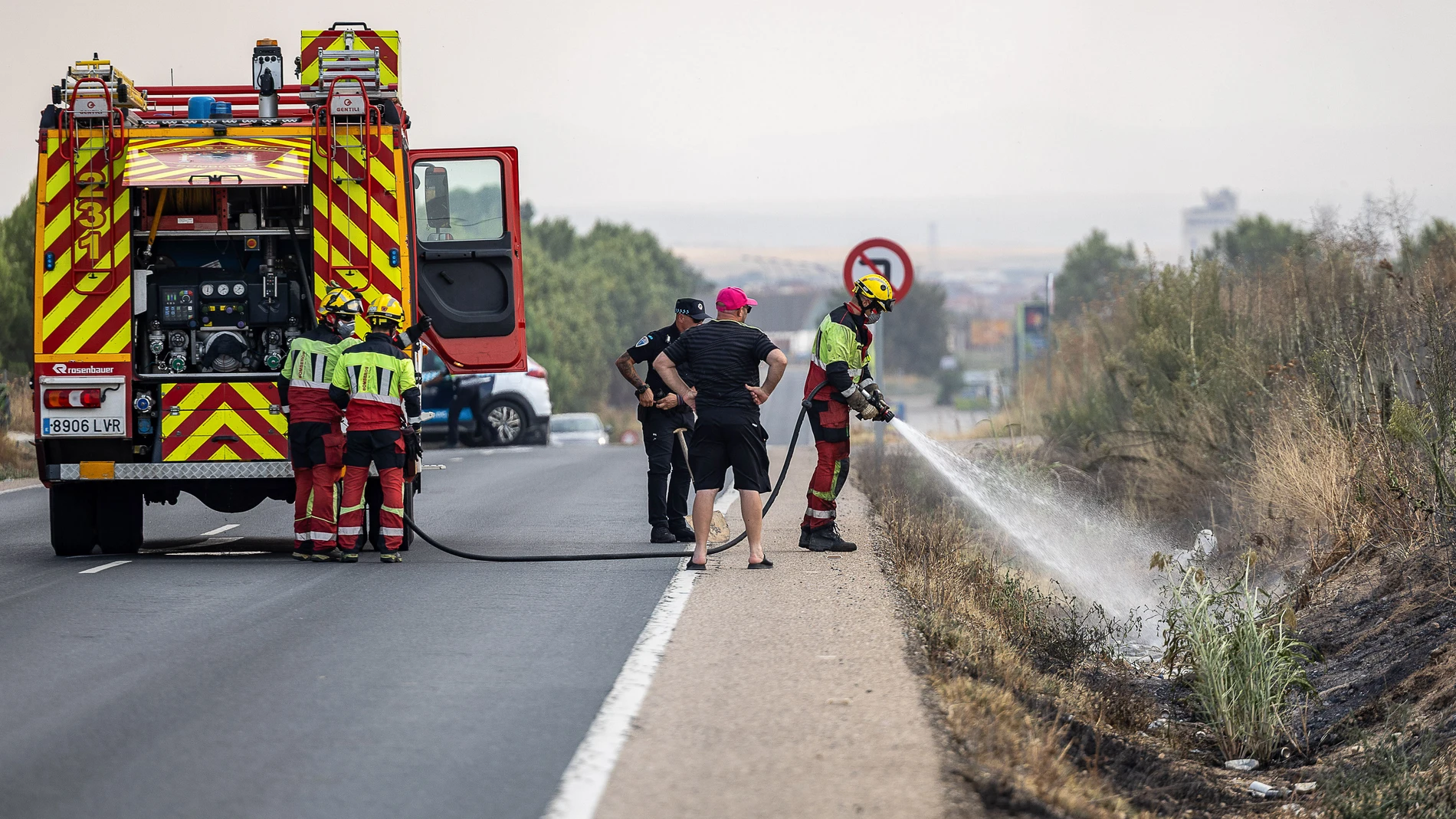 TORRIJOS (TOLEDO), 12/08/2025.- Labores de extinción del incendio que se ha declarado esta tarde entre Torrijos y Novés en la provincia de Toledo, que está afectando a una zona de rastrojos, aunque se ha extendido con rapidez debido al fuerte viento. EFE/Ismael Herrero