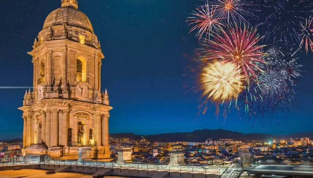 Fuegos artificiales desde las cubiertas de la Catedral de Málaga