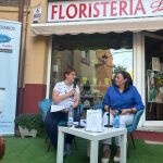 Almudena Ojosnegros, librera de Villa Serendipia, durante la terraza literaria de verano con la escritora vallisoletana María Ángeles Paniagua
