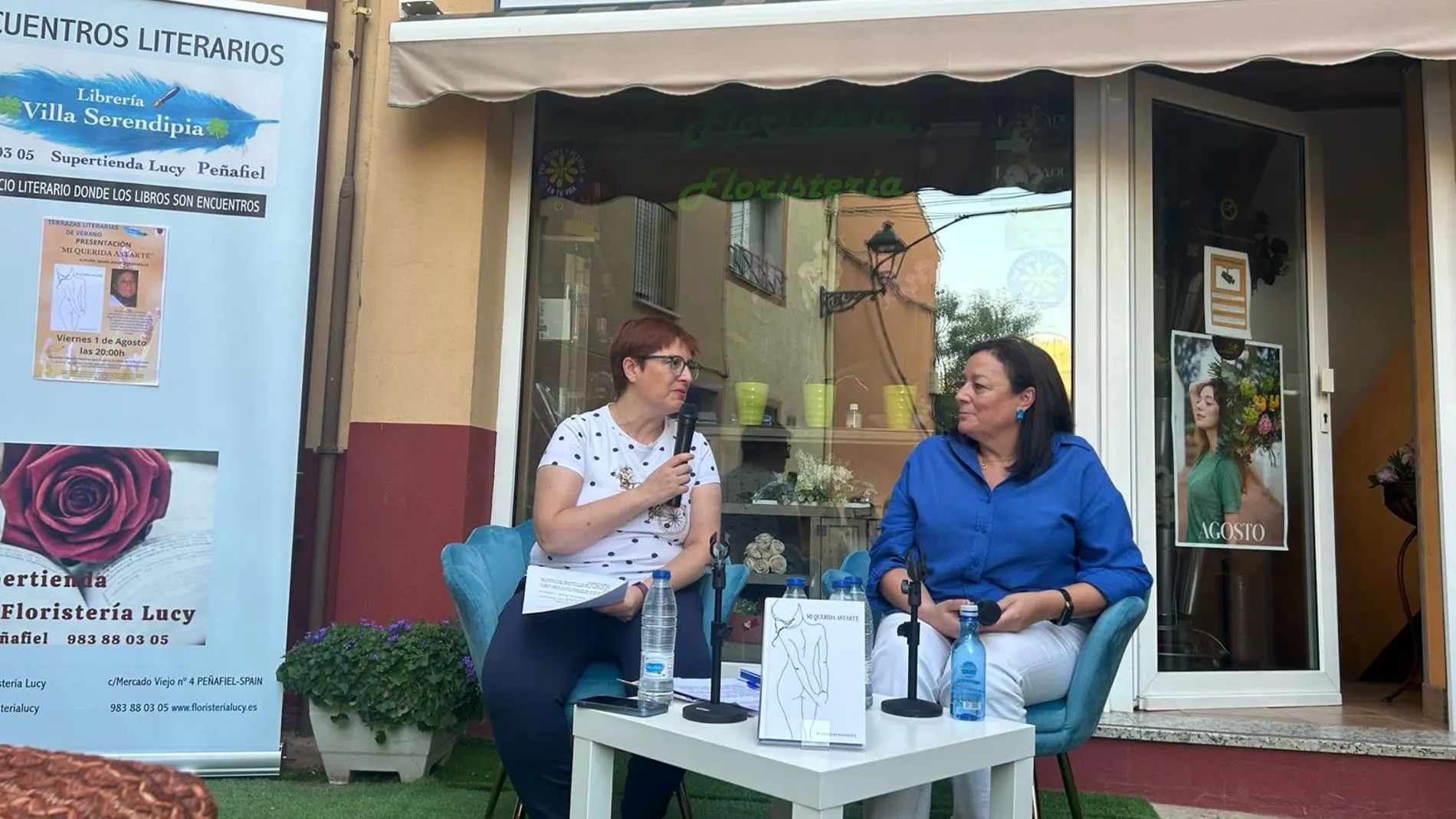 Almudena Ojosnegros, librera de Villa Serendipia, durante la terraza literaria de verano con la escritora vallisoletana María Ángeles Paniagua