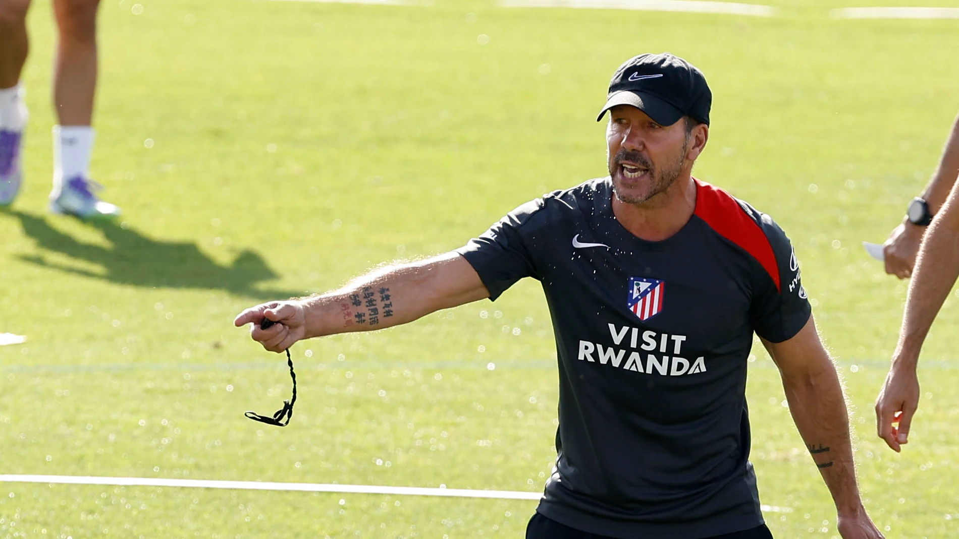 MAJADAHONDA (MADRID), 13/08/2025.- El entrenador del Atlético de Madrid Diego Pablo Simeone, durante el entrenamiento realizado este miércoles en el Centro Deportivo Majadahonda en Majadahonda (Madrid). EFE/Chema Moya