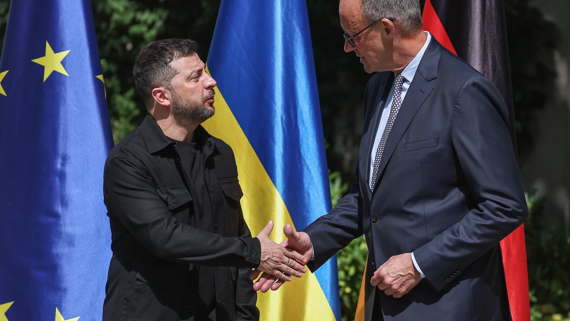 Berlin (Germany), 13/08/2025.- German Chancellor Friedrich Merz (R) welcomes Ukrainian President Volodymyr Zelensky (L) in front of the Chancellery in Berlin, Germany, 13 August 2025. (Alemania, Ucrania) EFE/EPA/FILIP SINGER / POOL