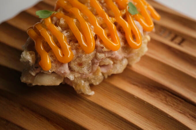 Mousse de Salchichón con Corteza Crujiente y Yema Asada