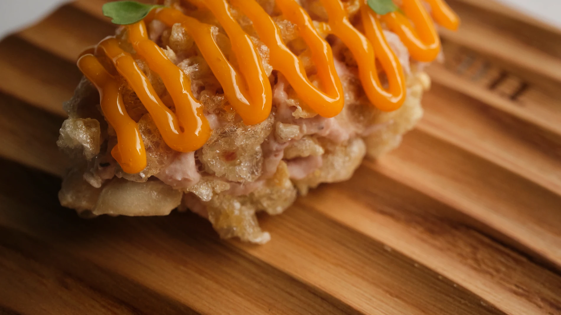 Mousse de Salchichón con Corteza Crujiente y Yema Asada