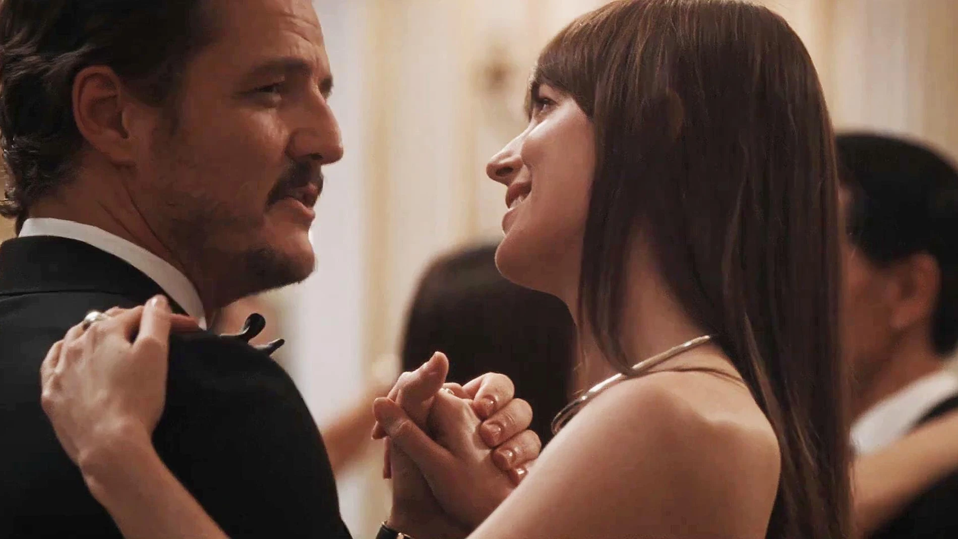 Junto a Chris Evans, los guapos intérpretes Dakota Johnson y Pedro Pascal protagonizan la película «Materialistas»