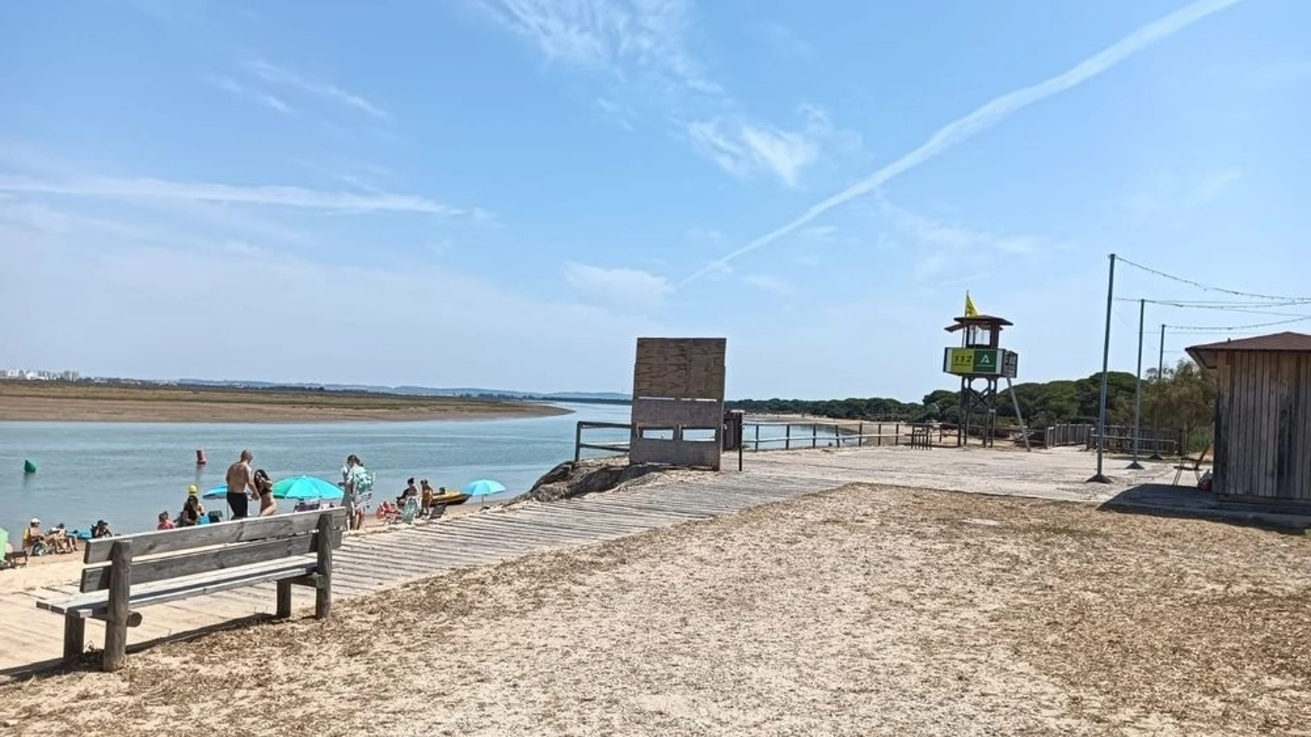Vista de la playa de Puerto Real en el inicio de la temporada alta del verano