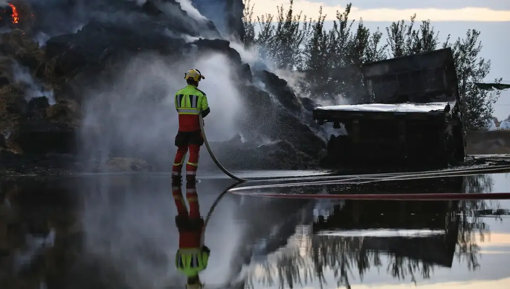 Labores de extinción en el fuego de Calera y Chozas