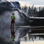 Labores de extinción en el fuego de Calera y Chozas