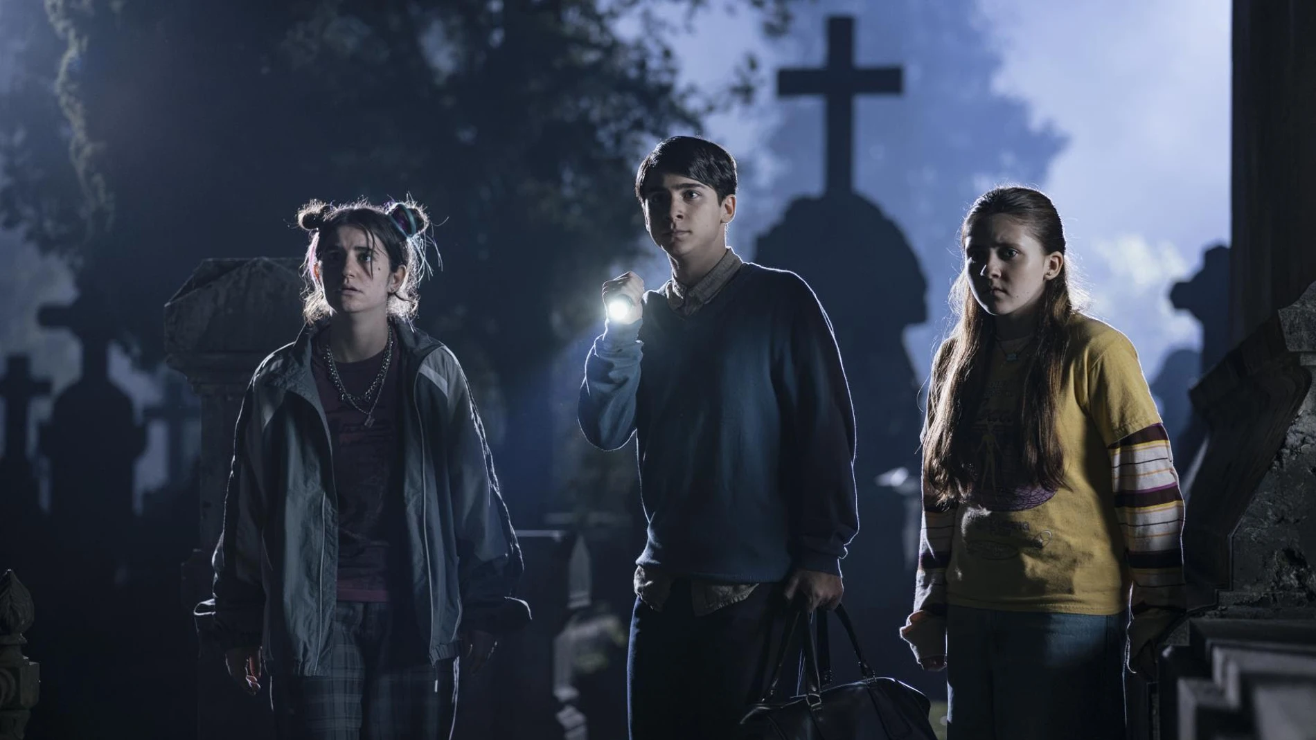 Los jóvenes actores Diego Montejo, Iratxe Emparan y Bruna González protagonizan «Los Muértimer»