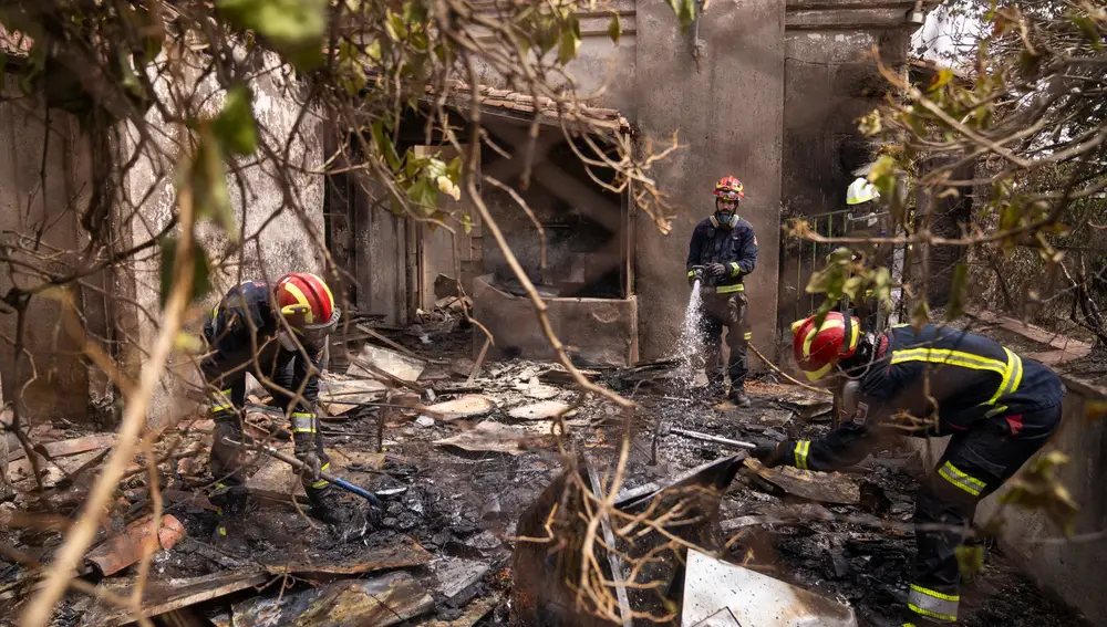 Los bomberos trabajan en el interior de la casa de Anouar, este 12 de agosto.