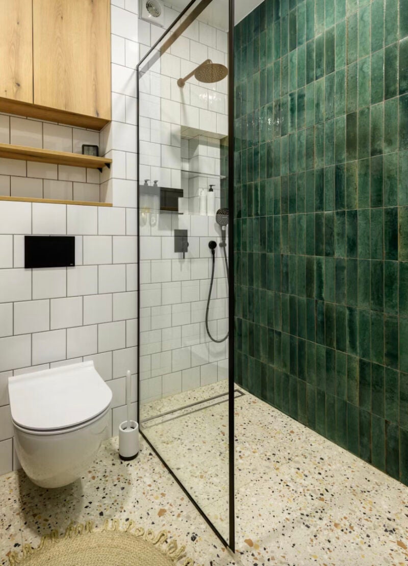 Adiós a las cortinas de plástico: la alternativa que transforma tu baño